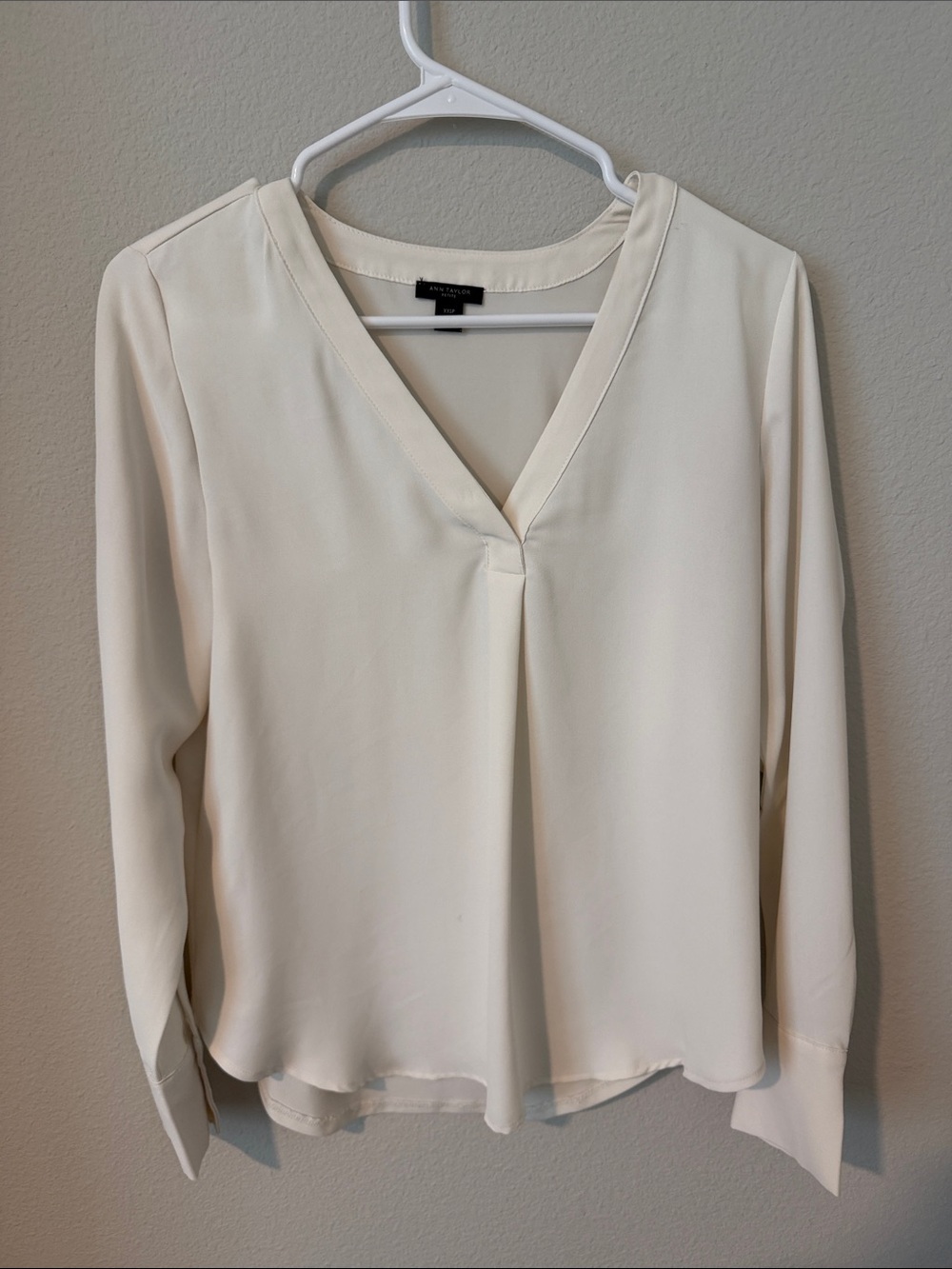 Ann Taylor Cream V-Neck Long-Sleeve Blouse